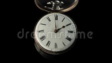 老式时钟机制手表时间过得很快。 黑色背景。 时间流逝